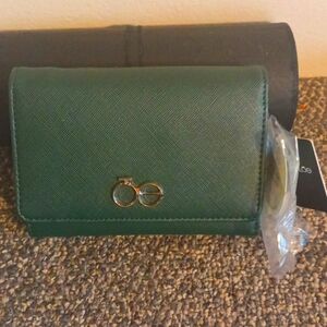Cloe nwt hunter green trifold wallet
